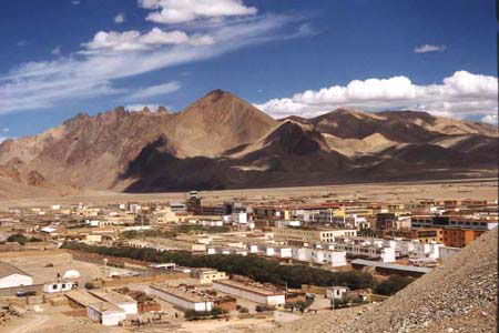 The Shiquan River is a transportation junction and economic frontier trade center of west Tibet. There are over 1,000 individual traders and peddlers in this town who mainly come from Sichuan, Gansu, Xinjiang and so on. (Photo: People's Daily Online)