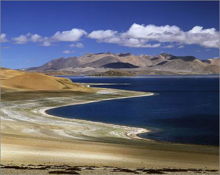 The Shiquan River is a transportation junction and economic frontier trade center of west Tibet. There are over 1,000 individual traders and peddlers in this town who mainly come from Sichuan, Gansu, Xinjiang and so on. (Photo: People's Daily Online) 