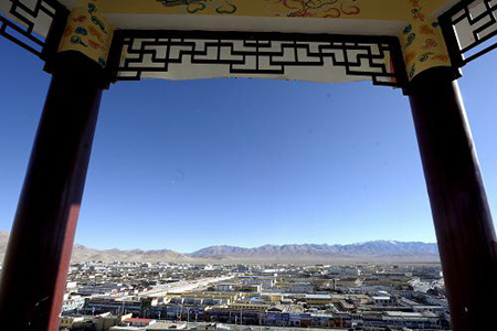 Photo taken on Oct. 29, 2009, shows the panorama of Shiquanhe Town, northern Tibet's Ngari Prefectue. (Xinhua Photo) 