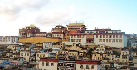 Gyangze town used to be the political, economic and transportation center as well as the most flourishing city in Tibet’s history. It’s the junction which connects to Lhasa, Yatung and Xigaze. (Photo: People's Daily Online)