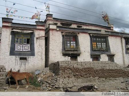  Gyangze town used to be the political, economic and transportation center as well as the most flourishing city in Tibet’s history. It’s the junction which connects to Lhasa, Yatung and Xigaze. (Photo: People's Daily Online)