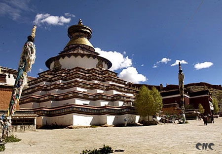 Gyangze town used to be the political, economic and transportation center as well as the most flourishing city in Tibet’s history. It’s the junction which connects to Lhasa, Yatung and Xigaze. (Photo: People's Daily Online)