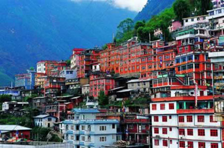 Zhangmu Town is located in the middle of the south slope of the Himalayan Mountains. The mild climate, beautiful scenery together with its special location constitutes its great potential to develop tourism. It's also part of the major route which is always chosen by foreign tourist groups and hiking expeditions. (Photo: People's Daily Online)