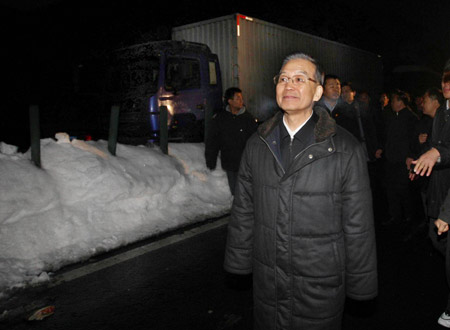 Chinese Premier Wen Jiabao (front) inspects the disaster situation at a border section between Hebei and Shanxi provinces on the Shijiazhuang-Taiyuan expressway, in north China's Hebei Province, Nov. 12, 2009.