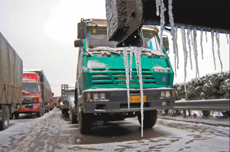 Icicles hanging from a truck show the severity of the ice and snow in Jincheng, Shanxi province, on Wednesday. [Yuan Wenzhong] 