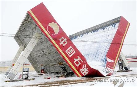 The heaviest now in 55 years in Xingtai county, Hebei province, collapses the roof of a gas station owned by China's largest oil producer, PetroChina, yesterday. The county was covered by 36cm of snow. [Asianewsphoto]