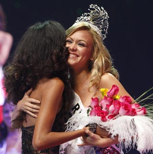 Miss Puerto Rico Universe 2010 beauty pageant winner Mariana Vicenta from Rico Grande, Puerto Rico, hugs another contestant after she was crowned at the Center of Performing Arts in San Juan November 12, 2009. [Xinhua/Reuters]