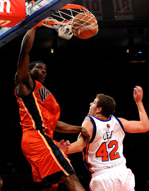 Kelenna Azubuike (L) of Golden State Warriors dunks the ball during an NBA basketball game against New York Knicks in New York, the United States, Nov. 13, 2009. Knicks lost the game 107-121.[Shen Hong/Xinhua]