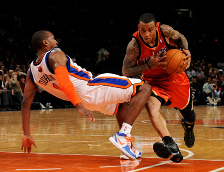 Monta Ellis (R) of Golden State Warriors controls the ball during an NBA basketball game against New York Knicks in New York, the United States, Nov. 13, 2009. Knicks lost the game 107-121.[Shen Hong/Xinhua]