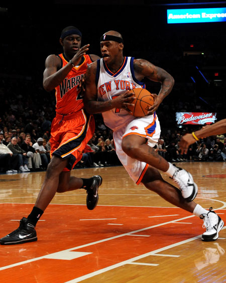 Al Harrington (R) of New York Knicks controls the ball during an NBA basketball game against Golden State Warriors in New York, the United States, Nov. 13, 2009. Knicks lost the game 107-121.[Shen Hong/Xinhua] 