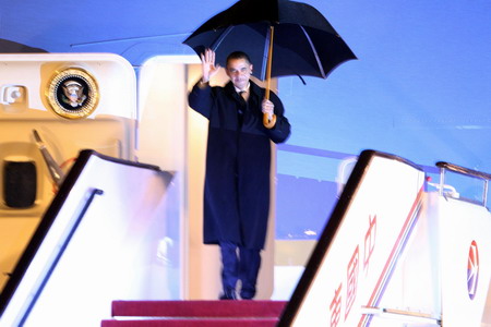 US President Barack Obama steps out from Air Force One at Pudong International Airport in Shanghai November 15, 2009. [China Daily]