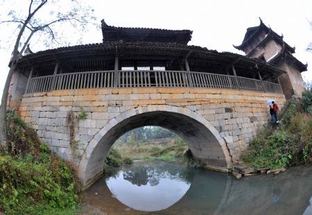 Photo taken on Nov. 15, 2009 shows Qinglong Wind-rain Bridge at Fuxi Village with lots of ancient architectures that date to the Ming and Qing Dynasties in Fuchuan Yao Autonomous County, southwest China&apos;s Guangxi Zhuang Autonomous Region. [Xinhua] 