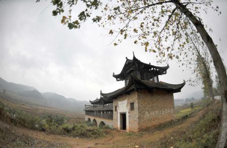 Photo taken on Nov. 15, 2009 shows Huilan Wind-rain Bridge of the Ming Dynasty at Youmu Village with lots of ancient architectures that date to the Ming and Qing Dynasties in Fuchuan Yao Autonomous County, southwest China&apos;s Guangxi Zhuang Autonomous Region. [Xinhua]