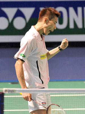 Malaysia&apos;s Lee Chong Wei celebrates the victory during men&apos;s singles final match against Denmark&apos;s Peter Hoeg Gade at Hong Kong open super series 2009 in Hong Kong, south China, Nov. 15, 2009. Lee won 2-1, and claimed the title of the match. [Xinhua]