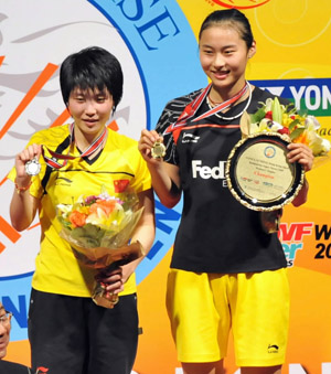 China&apos;s Wang Yihan(R) and her compatriot Jiang Yanjiao display their trophies during awarding ceremony after their women&apos;s singles final match at Hong Kong open super series 2009 in Hong Kong, south China, Nov. 15, 2009. Wang Yihan won 2-0, and claimed the title of the event. [Xinhua]