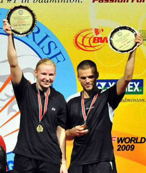 Poland&apos;s Robert Mateusiak/Nadiezda Kostiuczyk(R) display their winner trophies during the awarding ceremony after mixed doubles final match against Indonisia&apos;s Nova Widianto/Liliyana Natsir at Hong Kong open super series 2009 in Hong Kong, south China, Nov. 15, 2009. Robert Mateusiak/Nadiezda Kostiuczyk won 2-0, and claimed the title of the event. [Xinhua]