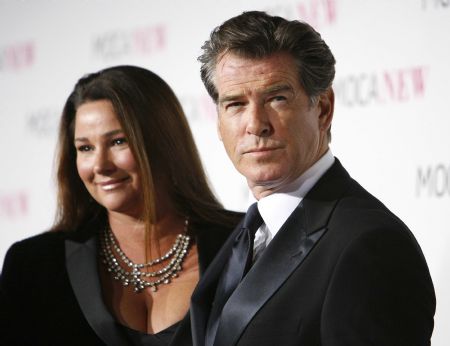  Actor Pierce Brosnan and his wife Keely Shaye Smith attend the MOCA (Museum of Contemporary Art) New 30th anniversary gala in Los Angeles November 14, 2009. [Xinhua/Reuters]