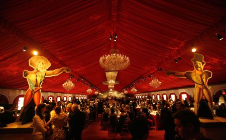 Guests attend the MOCA (Museum of Contemporary Art) New 30th anniversary gala in Los Angeles November 14, 2009.[Xinhua/Reuters]