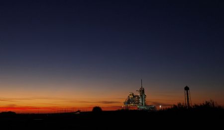 The space shuttle Atlantis sits on launch pad 39A at sunset as workers prepare the craft for launch at the Kennedy Space Center in Cape Canaveral, Florida November 15, 2009.[Xinhua/Reuters]