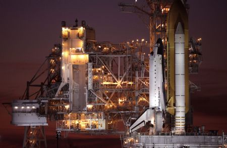 The space shuttle Atlantis sits on launch pad 39A at sunset as workers prepare the craft for launch at the Kennedy Space Center in Cape Canaveral, Florida November 15, 2009.[Xinhua/Reuters]