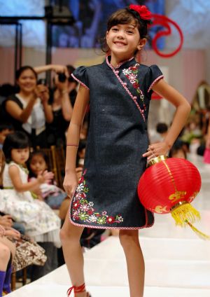 A girl presents a creation during the Jakarta Fashion Week in Indonesia's capital, Nov. 15, 2009. [Xinhua]