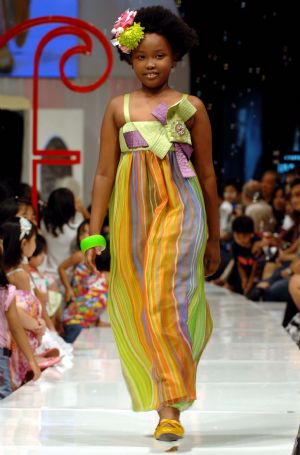 A girl presents a creation during the Jakarta Fashion Week in Indonesia's capital, Nov. 15, 2009. [Xinhua]