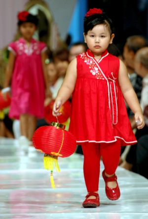 A girl presents a creation during the Jakarta Fashion Week in Indonesia's capital, Nov. 15, 2009. [Xinhua]