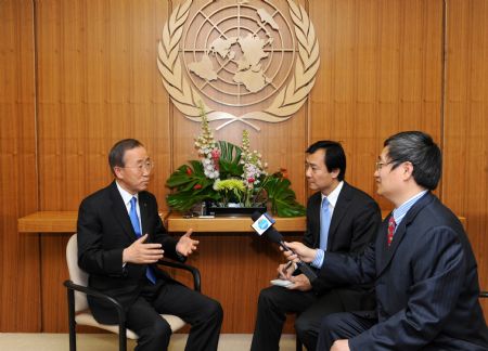  UN Secretary General Ban Ki-moon (L) speaks to Xinhua reporters at UN headquarters in New York, Nov. 13, 2009. Ban received an exclusive interview with Xinhua for the Universal Children&apos;s Day on Nov. 13. [Xinhua]