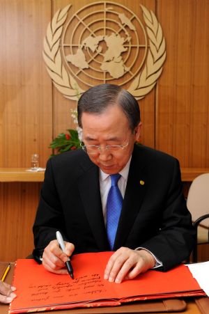 UN Secretary General Ban Ki-moon writes an epigraph for the Universal Children&apos;s Day at UN headquarters in New York, Nov. 13, 2009. Ban received an exclusive interview with Xinhua for the Universal Children&apos;s Day on Nov. 13. [Xinhua]
