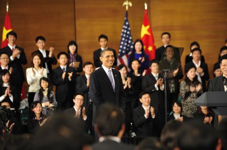 U.S. President Barack Obama(C) arrives at the Shanghai Science and Technology Museum to deliver a speech at a dialogue with Chinese youth during his four-day visit to China, Nov. 16, 2009. [Pei Xin/Xinhua]