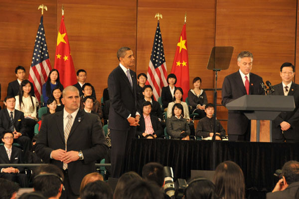 U.S. President Barack Obama(C) arrives at the Shanghai Science and Technology Museum to deliver a speech at a dialogue with Chinese youth during his four-day visit to China, Nov. 16, 2009. [Xinhua]