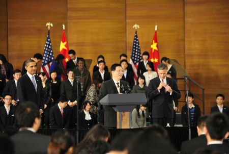 Yang Yuliang(C), president of Fudan University, speaks before U.S. President Barack Obama(L) delivers a speech at a dialogue with Chinese youth at the Shanghai Science and Technology Museum, Nov. 16, 2009. [Pei Xin/Xinhua]