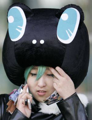 A woman in costume talks on her mobile phone during the monthly Seoul Comic World event in Seoul November 15, 2009.[Xinhua/Reuters]