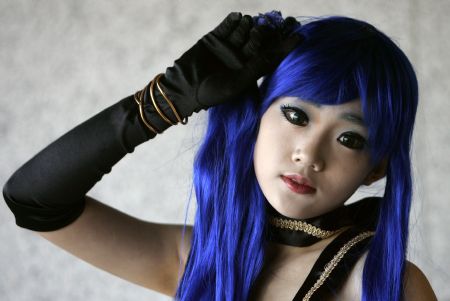  Kang Yun-jin, 18, poses in a costume during the monthly Seoul Comic World event in Seoul November 15, 2009.[Xinhua/Reuters]