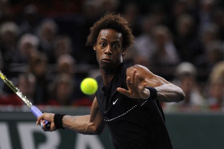 Gael Monfils of France returns a shot during the final of the Paris Masters Series tennis tournament against Novak Djokovic of Serbia, Nov. 15, 2009. Djokovic won the match 2-1 and claimed the title of the event. [Xinhua]