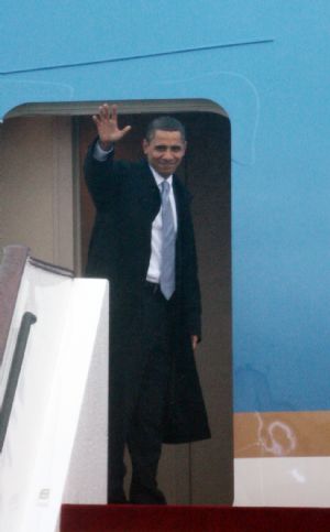 U.S. President Barack Obama waves as he leaves to Beijing in Shanghai, Nov. 16, 2009.[Xinhua]