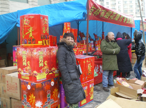 Street vendors sell fireworks the size of a washing machine. [David Ferguson/China.org.cn] 街边商贩卖的焰火和小型洗衣机一般大小。