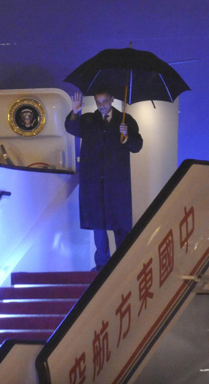 U.S. President Barack Obama arrives in Shanghai on Nov. 15, 2009 to begin his first state visit to China. (Xinhua/Pei Xin)