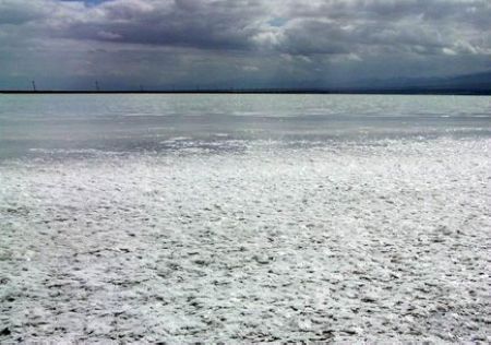 Caka ('the sea of salt' in Mongolian) Salt Lake covers an area of 105 square kilometers in Qinghai Province, and is a typical chloride salt lake. (Photo:Global Times) 