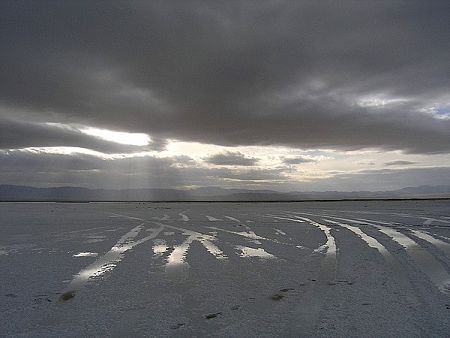 Caka ('the sea of salt' in Mongolian) Salt Lake covers an area of 105 square kilometers in Qinghai Province, and is a typical chloride salt lake. (Photo:Global Times)