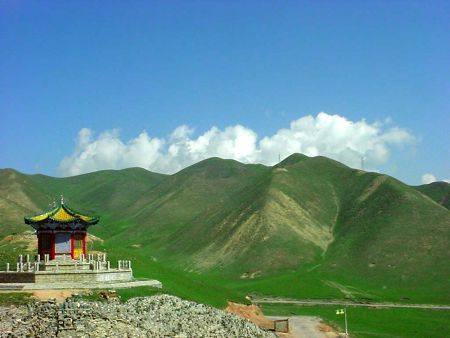 Riyue Mountain (Sun-and-Moon Mountain), part of the Qilian Mountain Range, is located in the west of Huangyuan County, Qinghai Province. In the past, it was a vital communications center between central China and the southwest frontiers as well as the west regions. (Photo: Global Times)