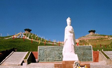 Riyue Mountain (Sun-and-Moon Mountain), part of the Qilian Mountain Range, is located in the west of Huangyuan County, Qinghai Province. In the past, it was a vital communications center between central China and the southwest frontiers as well as the west regions. (Photo: Global Times)