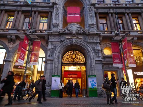 An Expo photo exhibition kicks off in downtown Antwerp, Belgium.[expo2010.cn] 