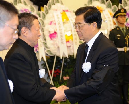 Chinese President Hu Jintao (R) brings his condolences to a relative of the late former Chinese Vice Premier Gu Mu in Beijing, capital of China, Nov. 16, 2009. [Xinhua]