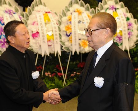 Former Chinese President Jiang Zemin (R) brings his condolences to a relative of the late former Chinese Vice Premier Gu Mu in Beijing, capital of China, Nov. 16, 2009.[Xinhua]