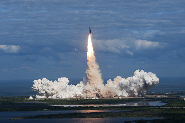 Space shuttle Atlantis lifts off from launch pad 39A at the Kennedy Space Center in Cape Canaveral, Florida Nov. 16, 2009. Atlantis lifted off its seaside launch pad on Monday, loaded with spare parts to keep the International Space Station flying after the shuttles are retired next year.[CFP]