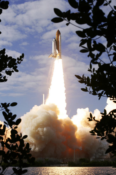 Space shuttle Atlantis lifts off from launch pad 39A at the Kennedy Space Center in Cape Canaveral, Florida Nov. 16, 2009. Atlantis lifted off its seaside launch pad on Monday, loaded with spare parts to keep the International Space Station flying after the shuttles are retired next year.[CFP]