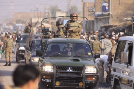 Pakistani security forces stand guard the site of a suicide bomb attack on the outskirts of Peshawar, Nov. 16, 2009. [Xinhua] 