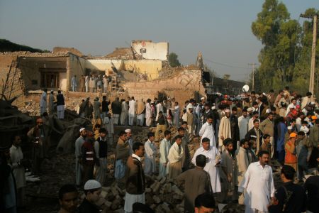  Local residents gather around the site of a suicide bomb attack on the outskirts of Peshawar, Nov. 16, 2009. [Xinhua] 