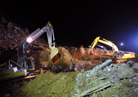 Rescuers use large machines to search for victims in Zhongyang county of north China&apos;s Shanxi Province on Monday, November 16, 2009. All of the 23 people buried under the debris have been confirmed dead. [Xinhua]